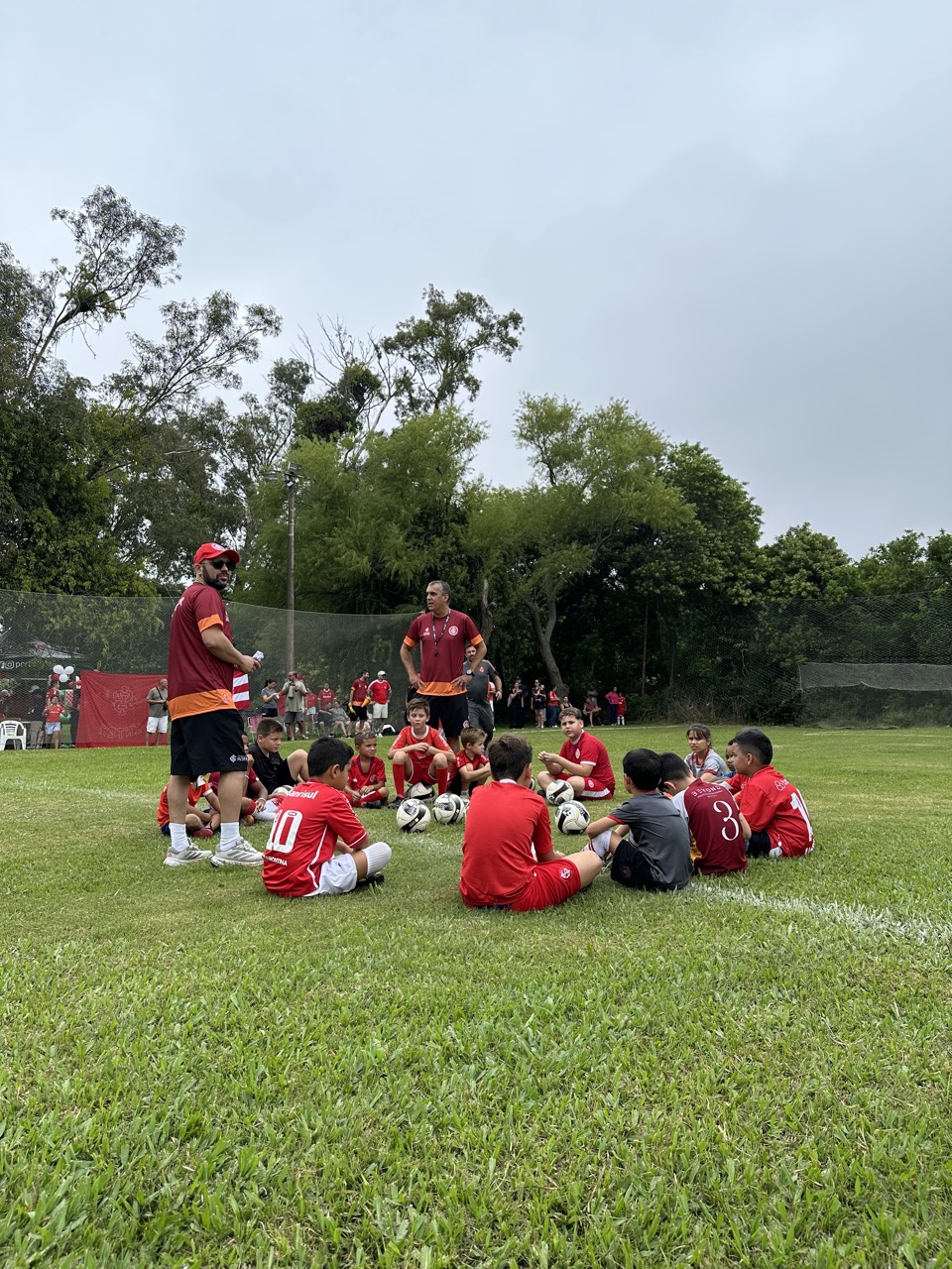 Aluno da Escola do Inter com a bola